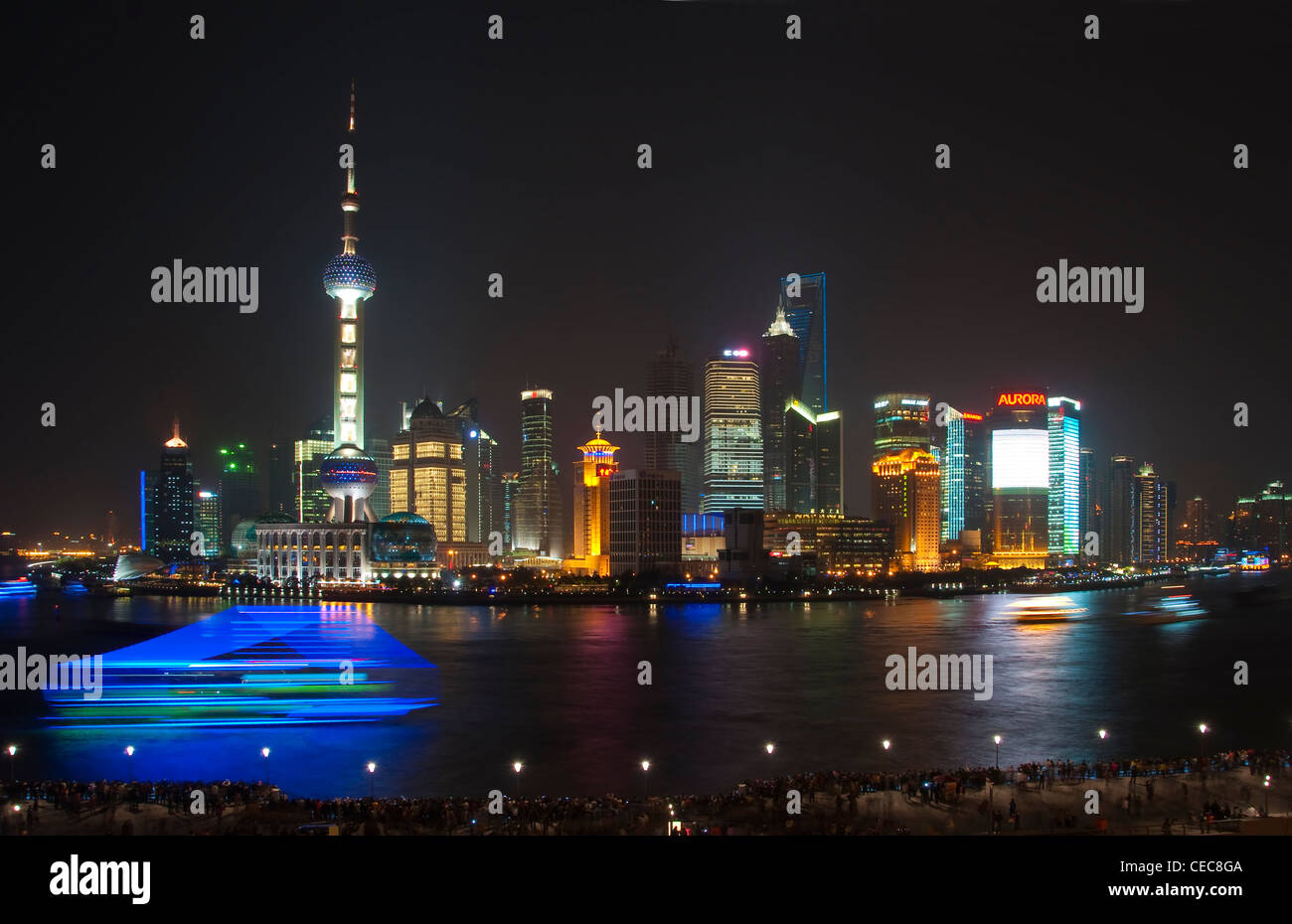 Lo skyline di Shanghai panorama ant il fiume Huangpu di Notte, vista dal Bund - Cina Foto Stock
