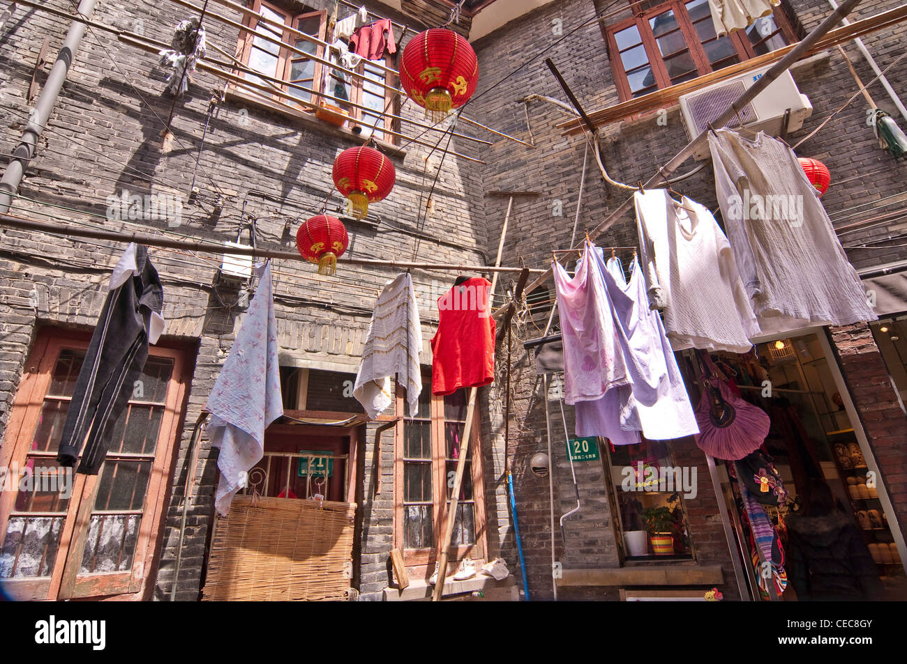 Servizio lavanderia e lanterne cinesi appesi in una strada di Shanghai - Tianzifang, Taikang Lu, Shanghai - Cina Foto Stock