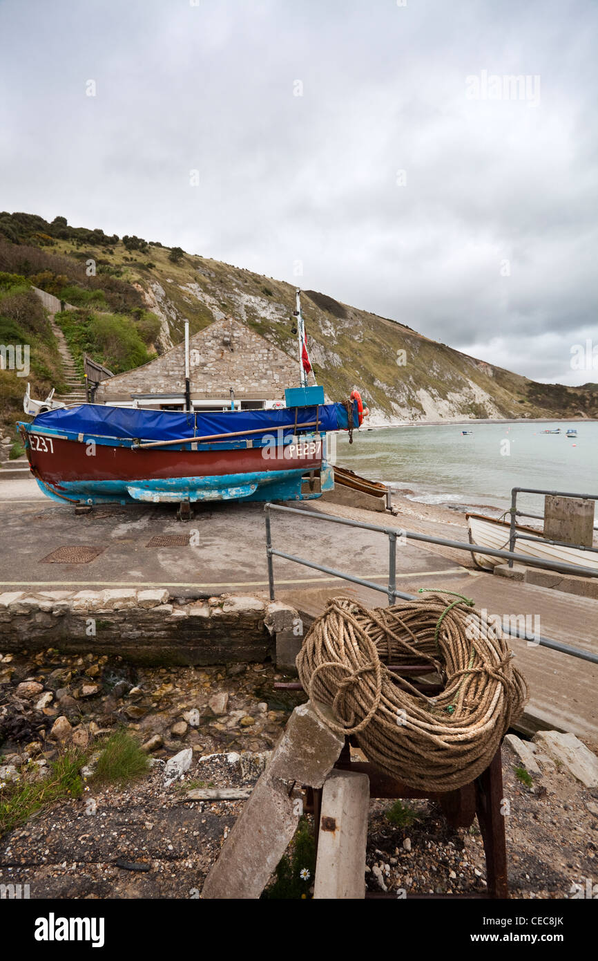 Barca da pesca in Lulworth Cove, Dorset, England Regno Unito Foto Stock