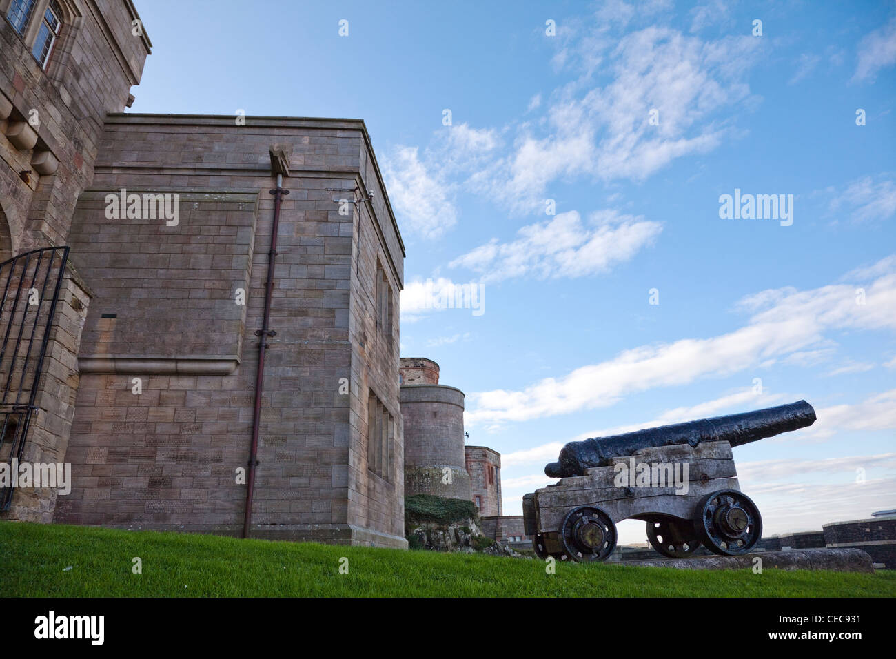 Canon nella motivazione di Bamburgh, Northumberland, England, Regno Unito Foto Stock