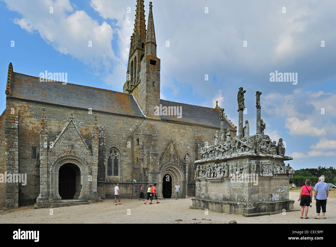 La cappella Notre-Dame-de-Tronoën e calvario a Saint-Jean-Trolimon, Finistère Bretagna, Francia Foto Stock