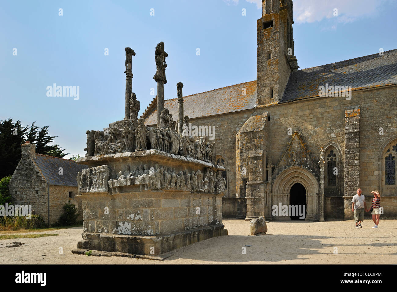 La cappella Notre-Dame-de-Tronoën e calvario a Saint-Jean-Trolimon, Finistère Bretagna, Francia Foto Stock