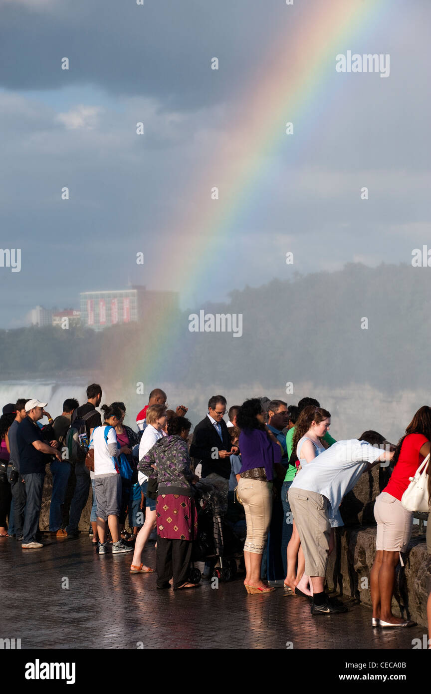 I turisti a guardare rainbow nello spruzzo a Niagara Falls, Canada Foto Stock