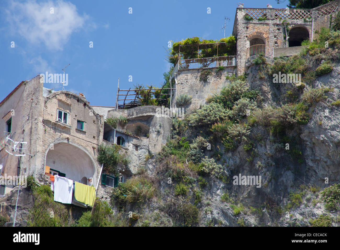 Vecchia casa facciate con outhanging servizio lavanderia, villaggio Amalfi in costiera amalfitana, sito Patrimonio Mondiale dell'Unesco, Campania, Italia, mare Mediterraneo, Europa Foto Stock