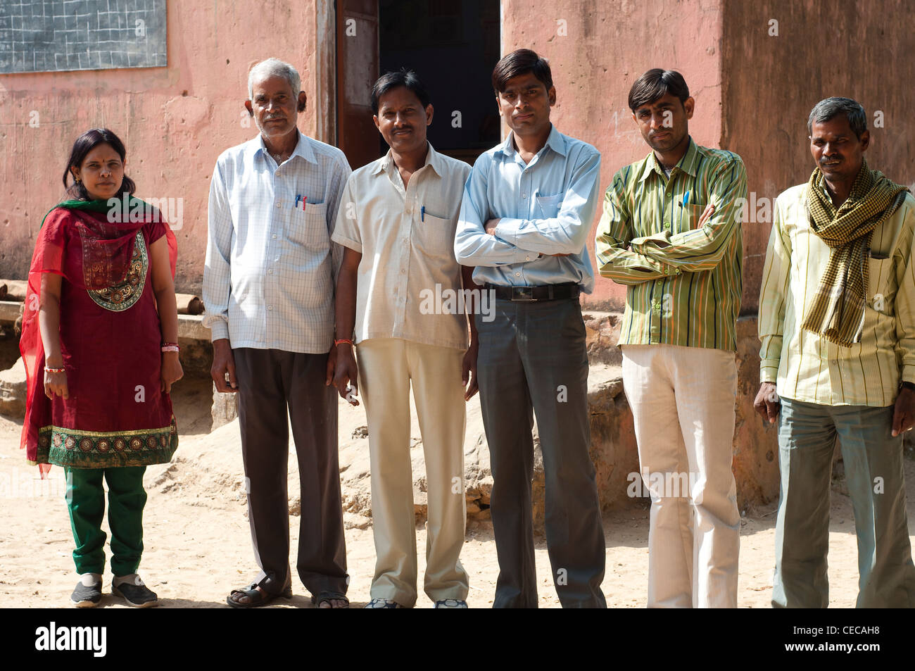 Gli insegnanti, scuola di villaggio vicino a Jaipur, Rajasthan, India Foto Stock