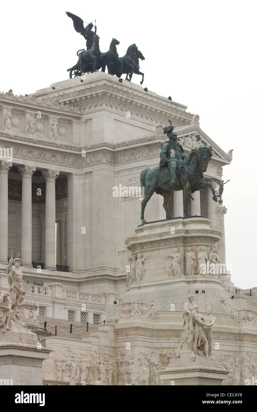 Enorme monumento di marmo bianco omaggio al primo re di un regno Italia Vittorio Emanuele II Roma Italia Foto Stock