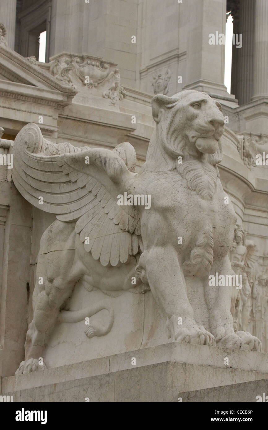 Leone alato statua presso il re di Sardegna Vittorio Emanuele monumento di Roma Italia Foto Stock