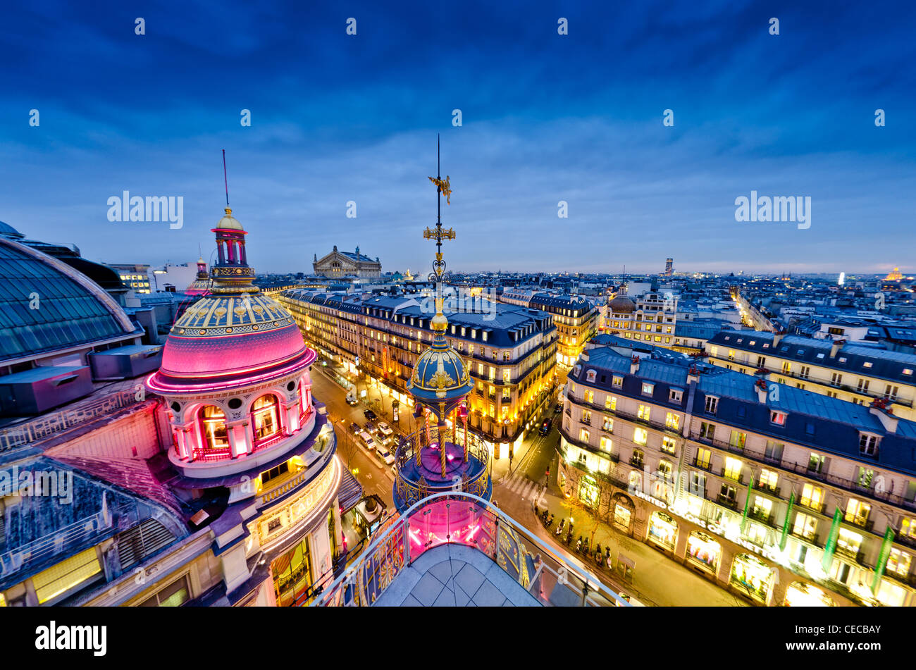 Parigi Printemps Haussman ampio angolo notte blu crepuscolo sky Francia street light gold castello terrazza balcone Foto Stock