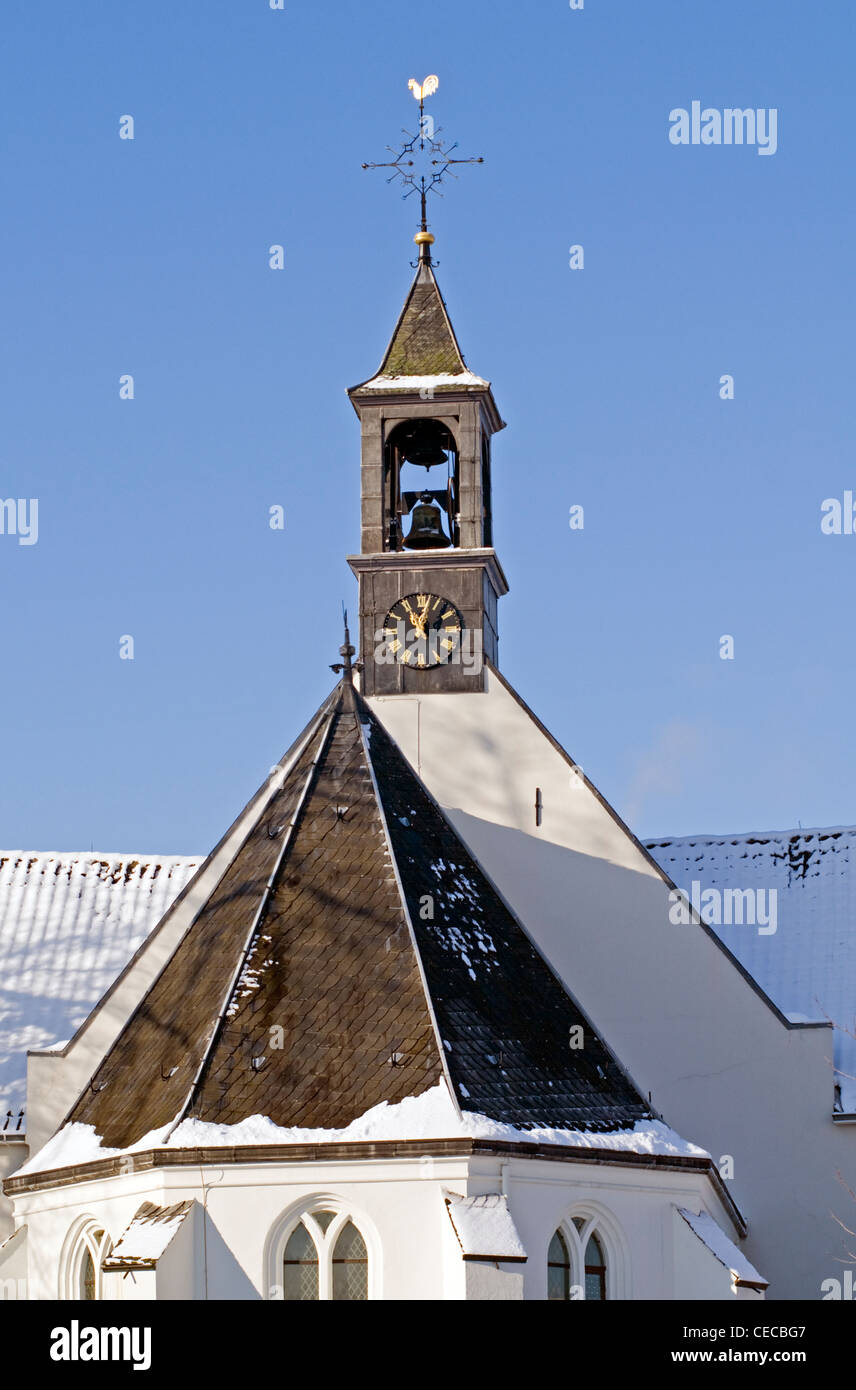 Scena invernale di una chiesa nella neve Foto Stock