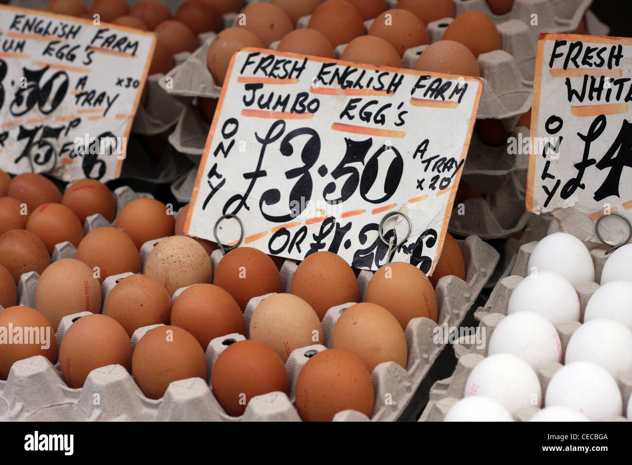 Le uova per la vendita su un mercato in stallo Foto Stock