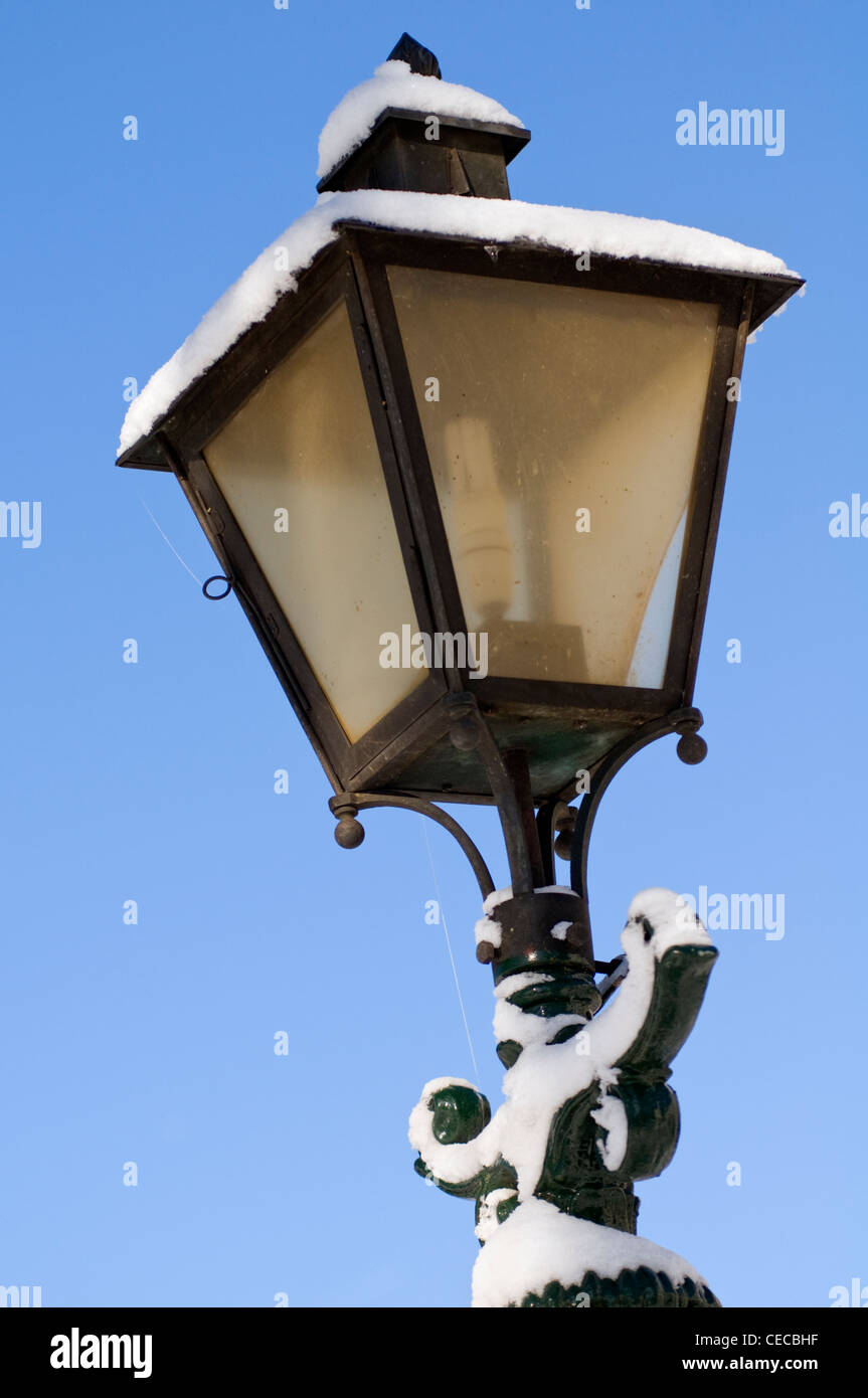 Un lampione in inverno Foto contro un cielo blu chiaro Foto Stock