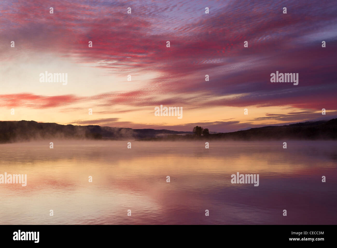 Vapore sorge il fiume Missouri all'alba nella parte superiore del Fiume Missouri Breaks monumento nazionale, Montana, USA Foto Stock