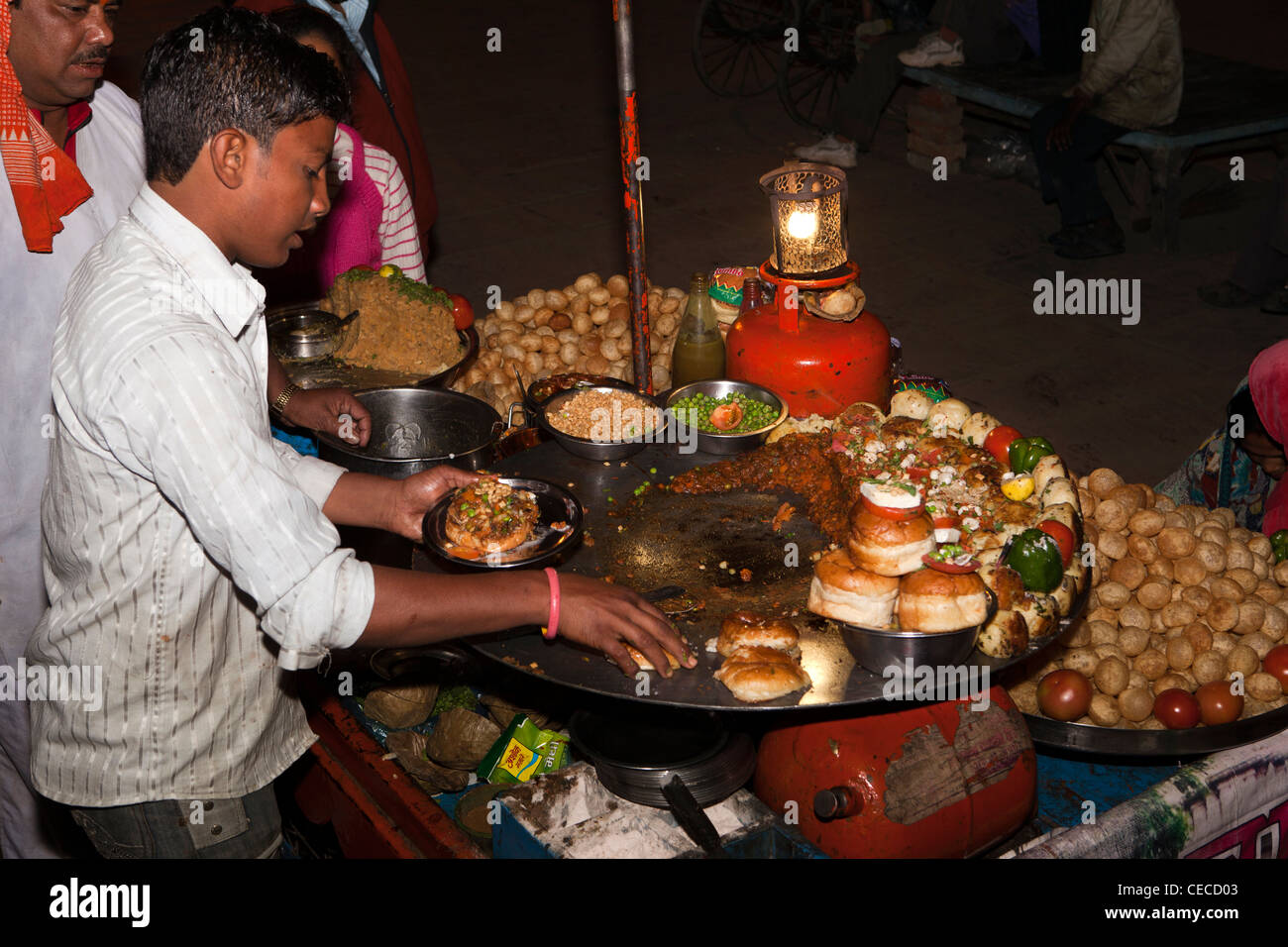 India, Uttar Pradesh, Varanasi, Assi Ghat, Indian street food, il venditore a vendere bun spiedini di notte Foto Stock