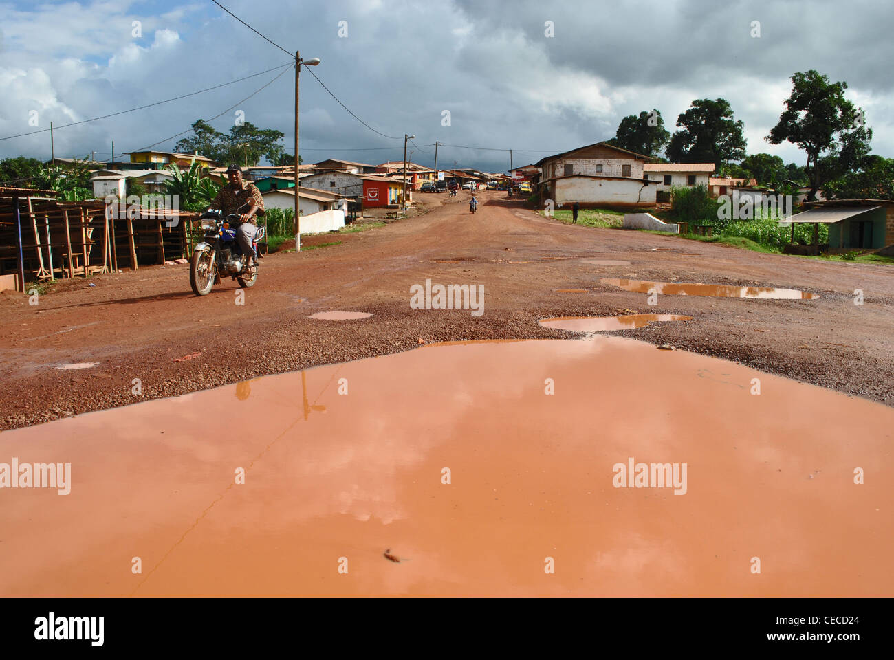 Grandi buche sulla strada di Gbarnga, Liberia Foto Stock