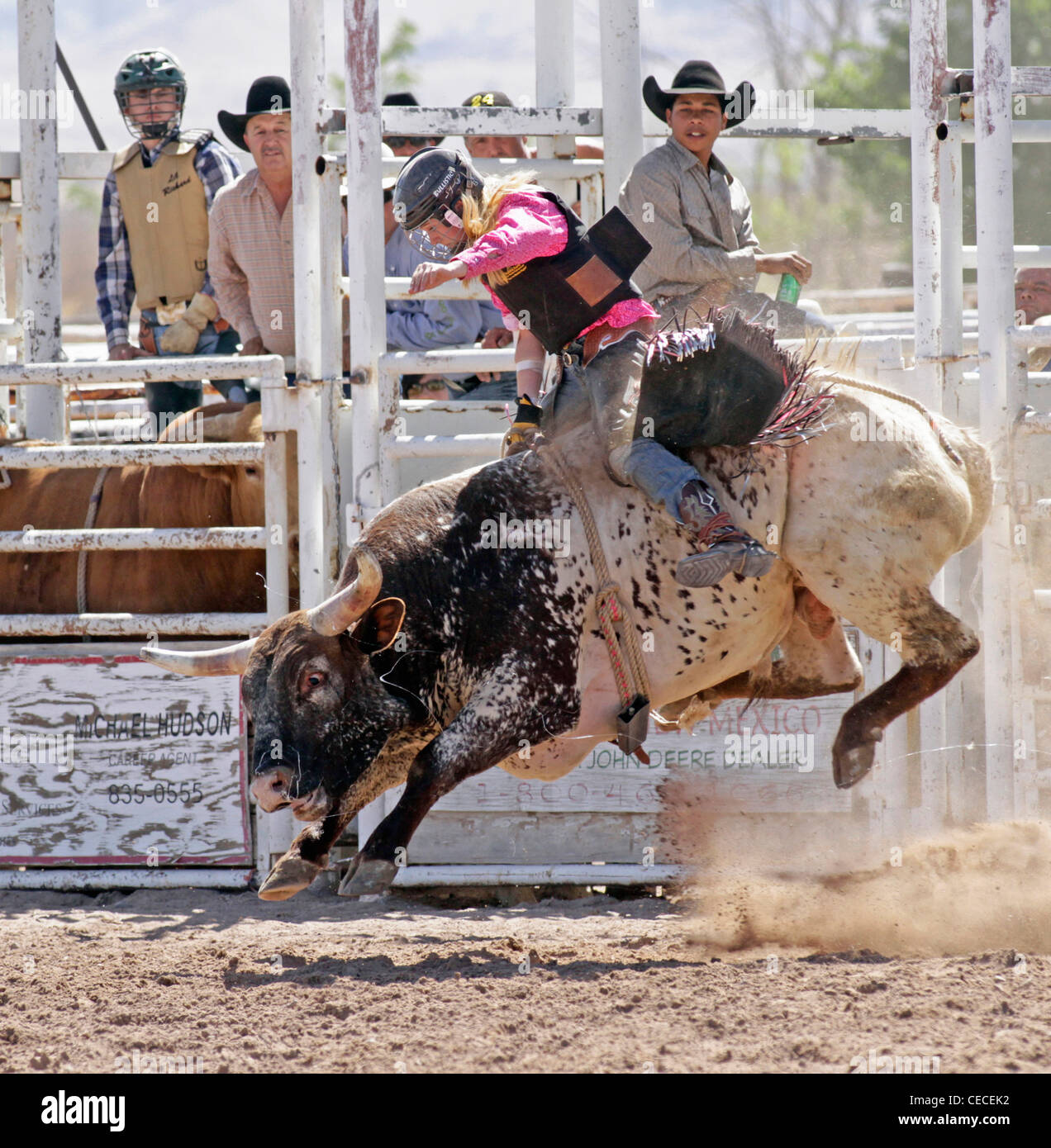 Socorro, Nuovo Messico, Stati Uniti d'America. Donna prendendo parte al toro di equitazione concorrenza durante il rodeo annuale. Foto Stock