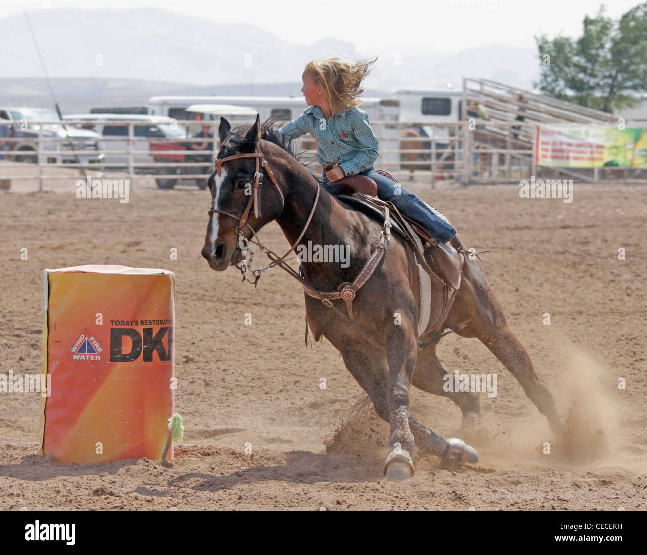 Socorro, Nuovo Messico, Stati Uniti d'America. Ragazza giovane prendendo parte al Barrel racing evento durante il rodeo annuale tenuto in Socorro, Nuovo Messico. Foto Stock