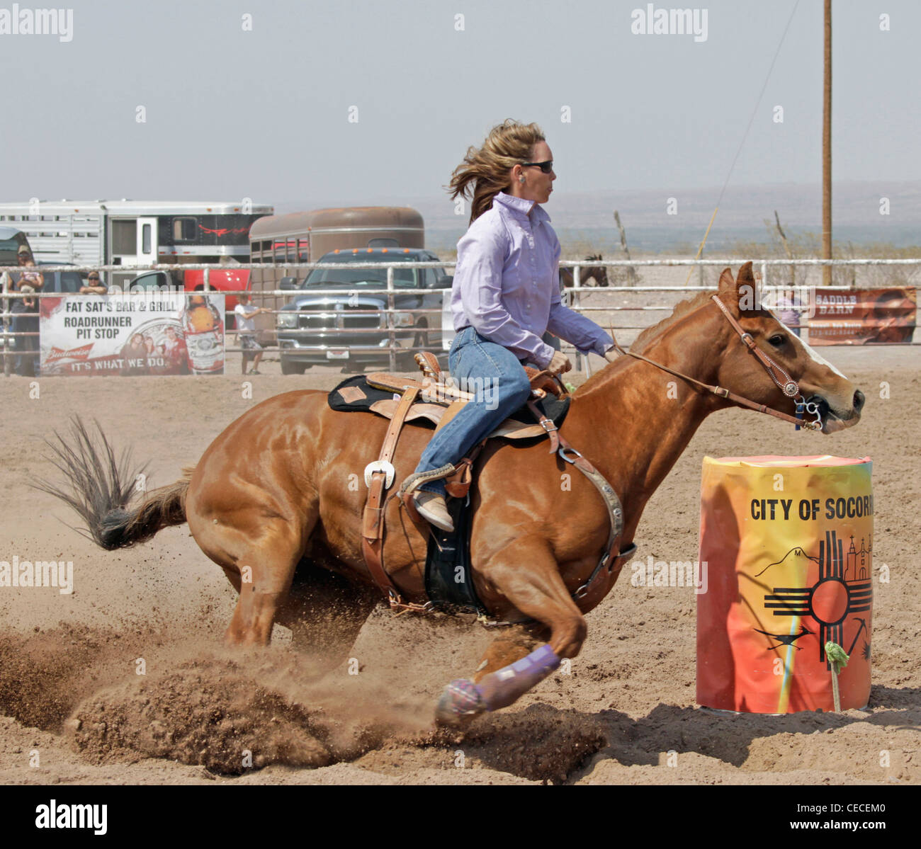 Socorro, Nuovo Messico, Stati Uniti d'America. Donna prendendo parte al Barrel racing evento durante il rodeo annuale tenuto in Socorro, Nuovo Messico. Foto Stock