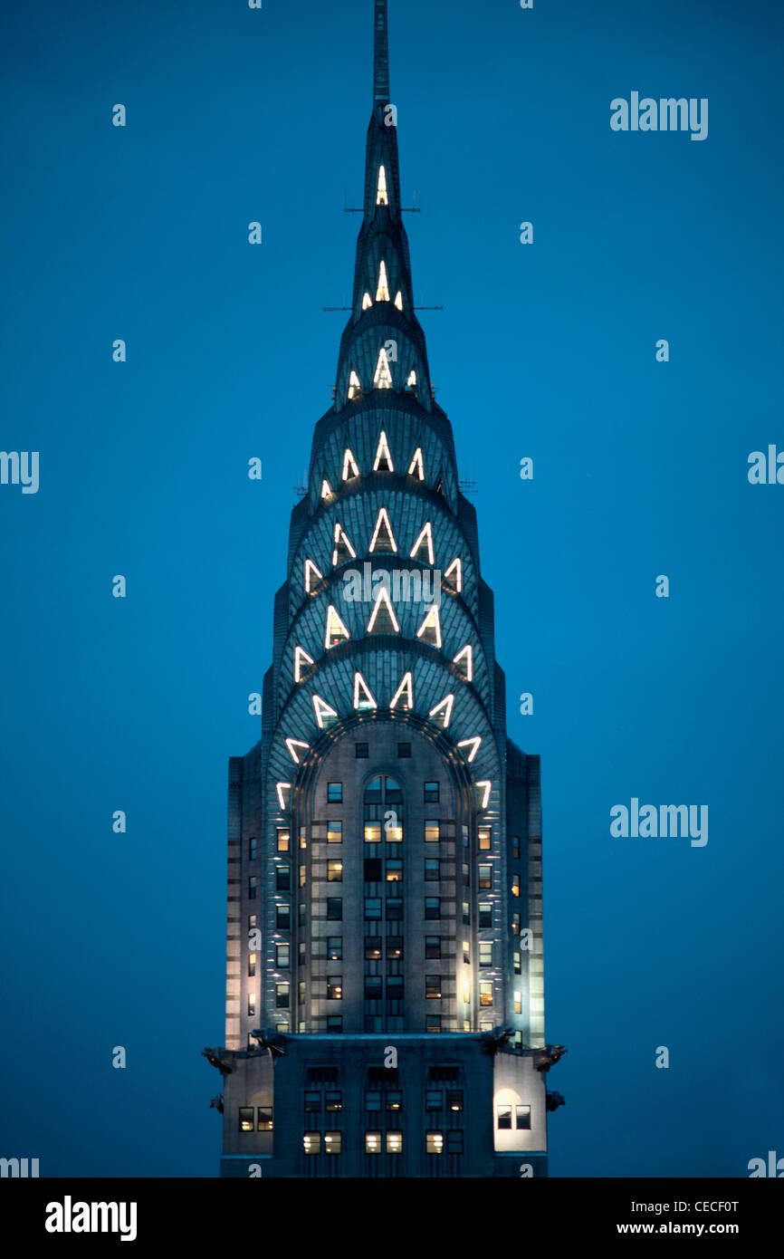 Stati Uniti d'America, New York New York City, una vista al crepuscolo di Chrysler Building Foto Stock