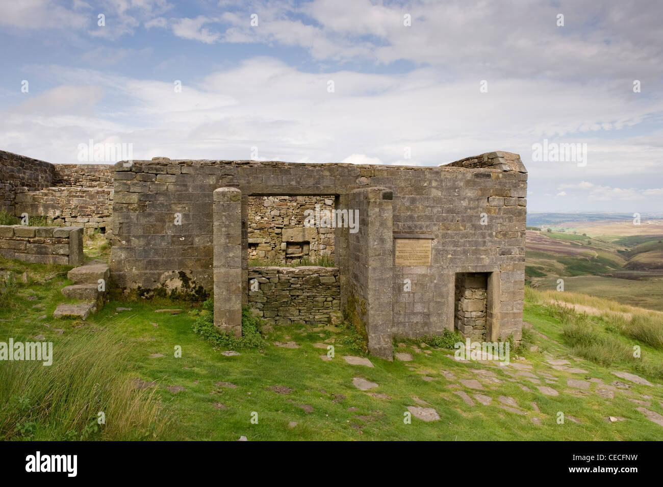 Top Withens, sbriciolare agriturismo rovina sul telecomando selvatici Pennine Moors (ispirazione per Wuthering Heights?) - vicino a Haworth, West Yorkshire, Inghilterra, Regno Unito. Foto Stock