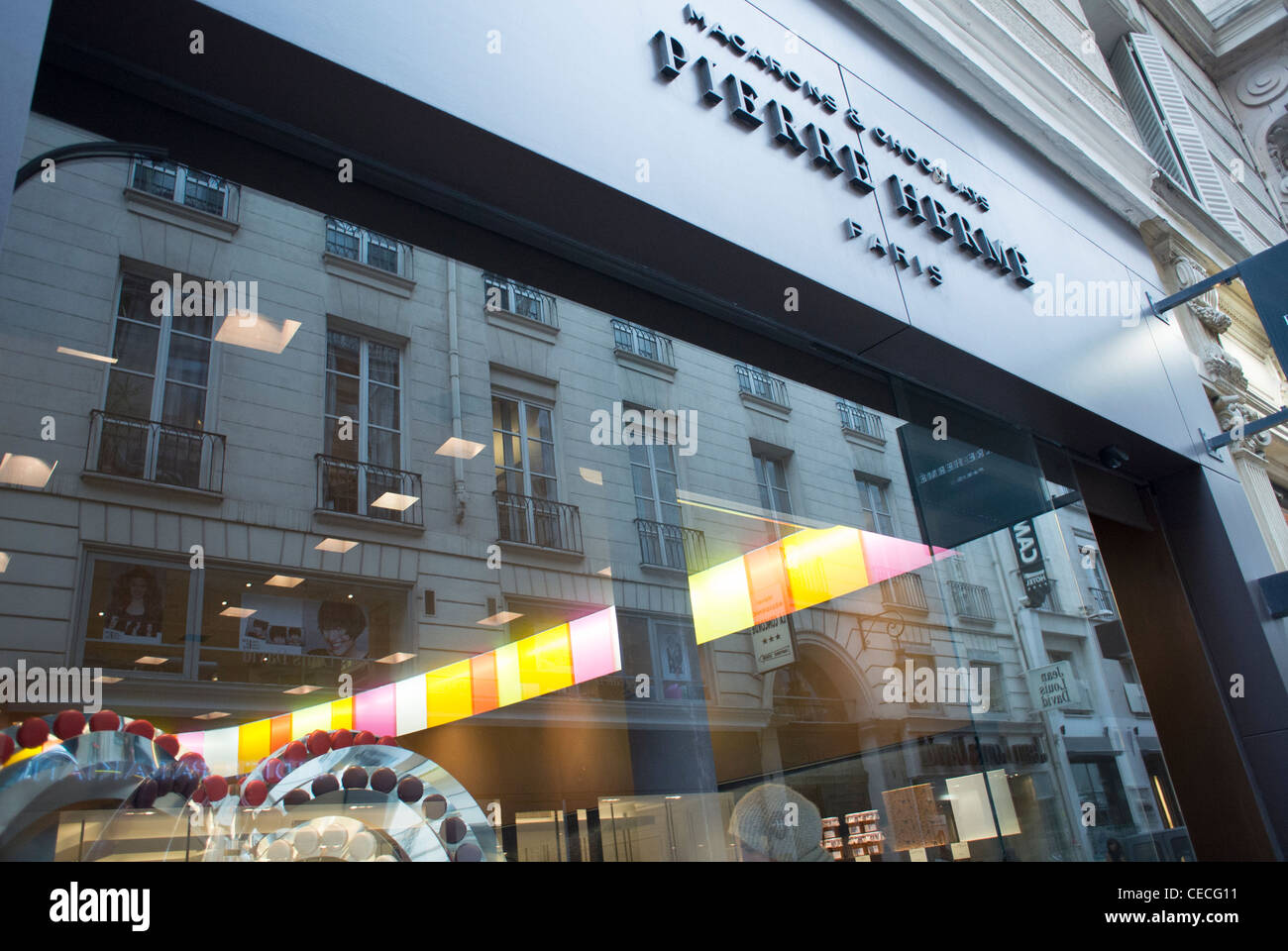 Parigi, Francia, "Pierre Hermés' French Bakery shop, sign on Shop vetro anteriore, Cioccolataio Foto Stock