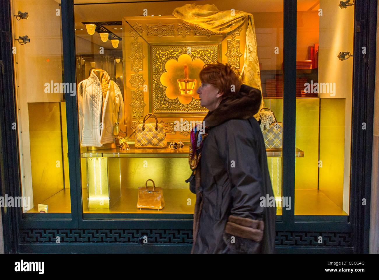 Parigi, Francia, vetrina vetrina, marchi di lusso in "Rue du Faubourg Saint Honoré", boutique hermès Shop, Woman Walking Foto Stock