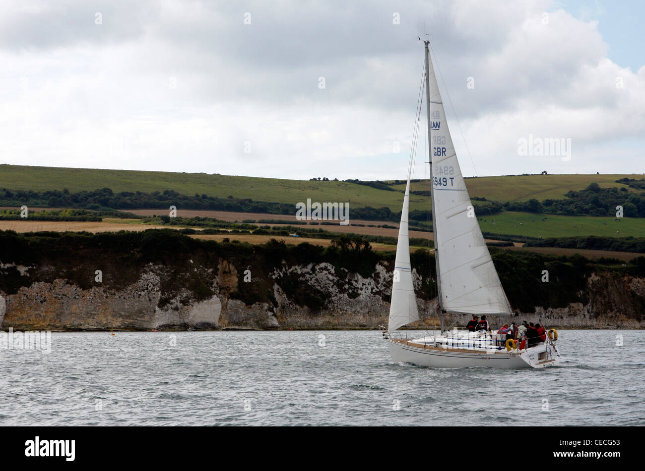 Sailing yacht in Studland Bay nel Dorset Foto Stock