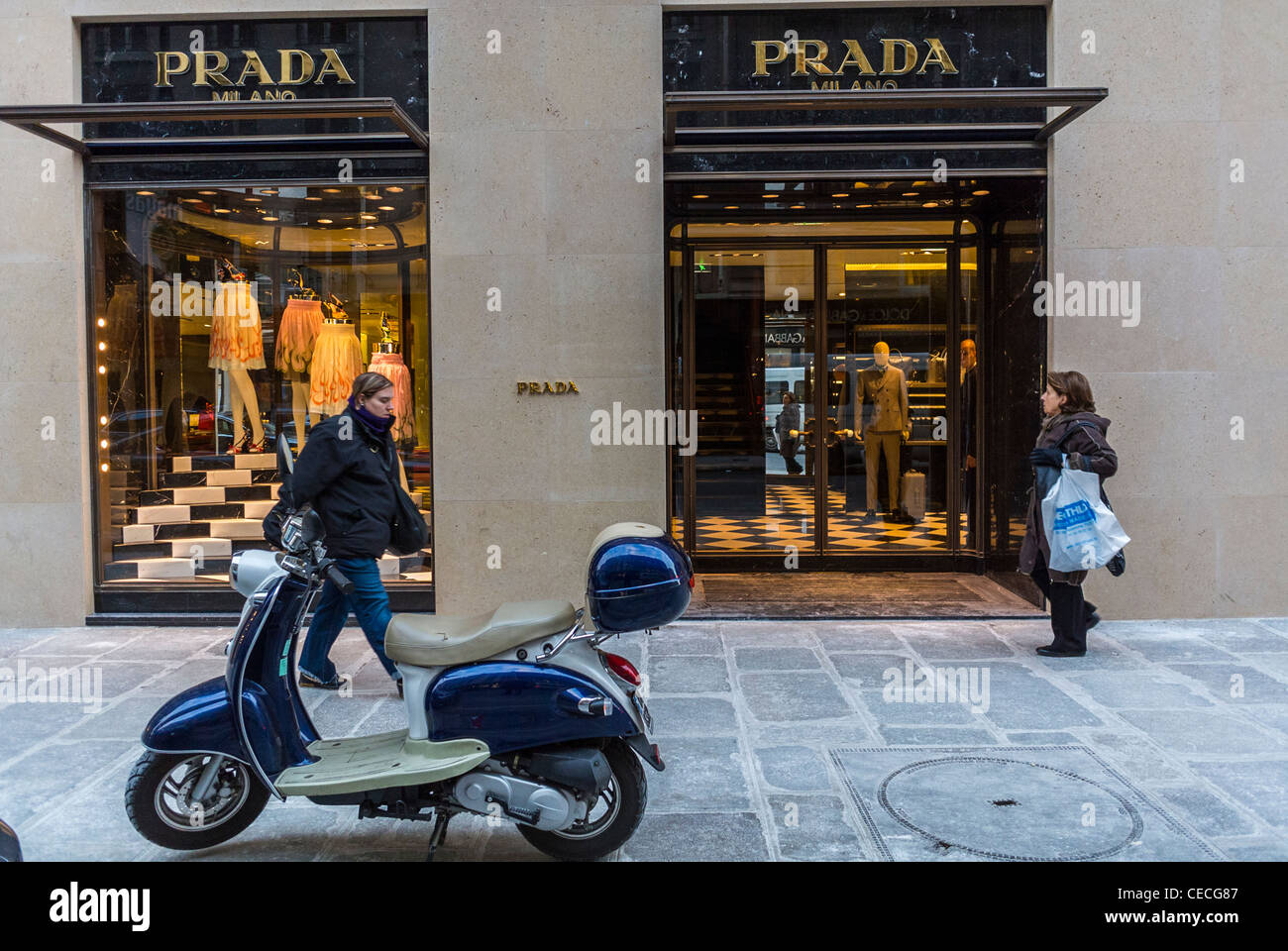 Parigi, Francia, donne camminando sulla strada, finestra di lusso Shopping  su 'Rue Faubourg Saint Honoré', Prada Shop, strada parigina scena persone  Foto stock - Alamy