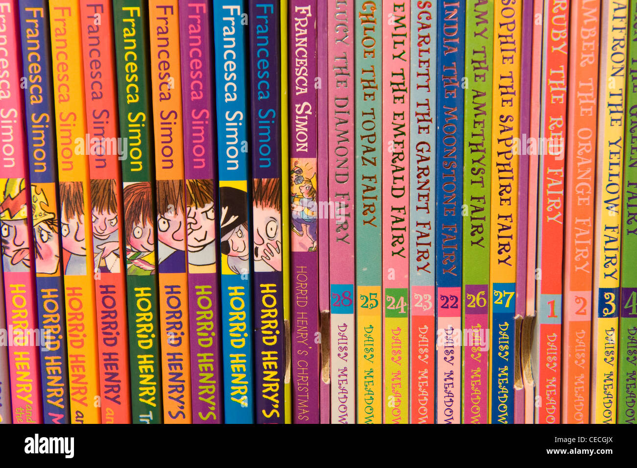 Close-up di spine colorate (titoli e nomi degli autori) di orride Henry, gioiello Fairy & Color fata libri per bambini (fiction box set) - Inghilterra, Regno Unito. Foto Stock