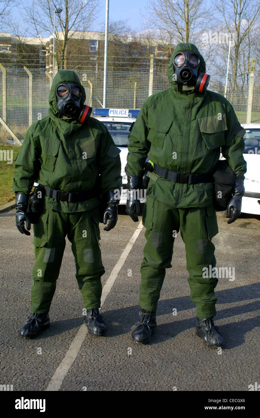 I poliziotti in Inghilterra indossando la guerra chimica adatta Foto Stock
