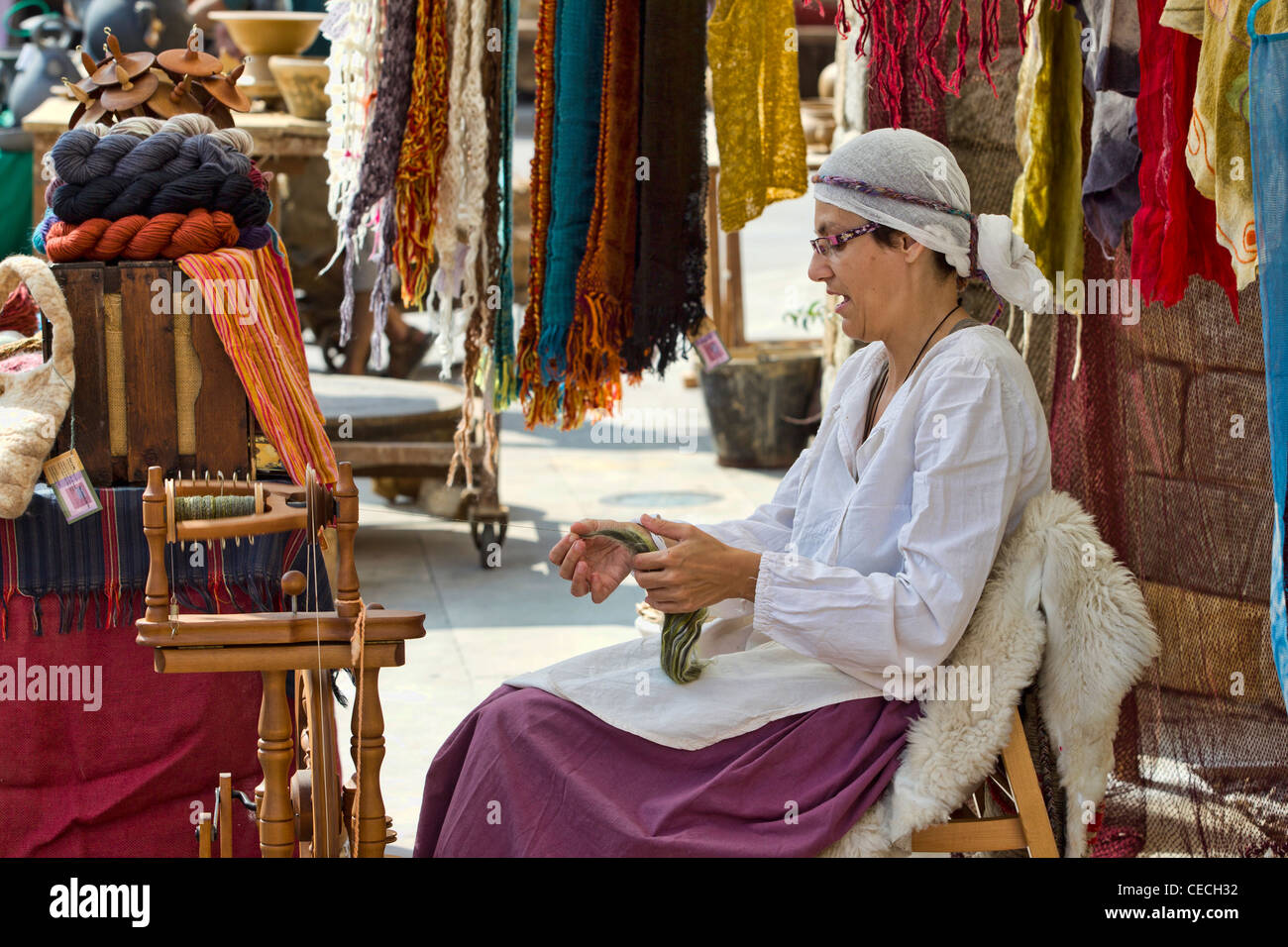 La donna la filatura della lana in un mercato medievale in Catalogna, Spagna Foto Stock