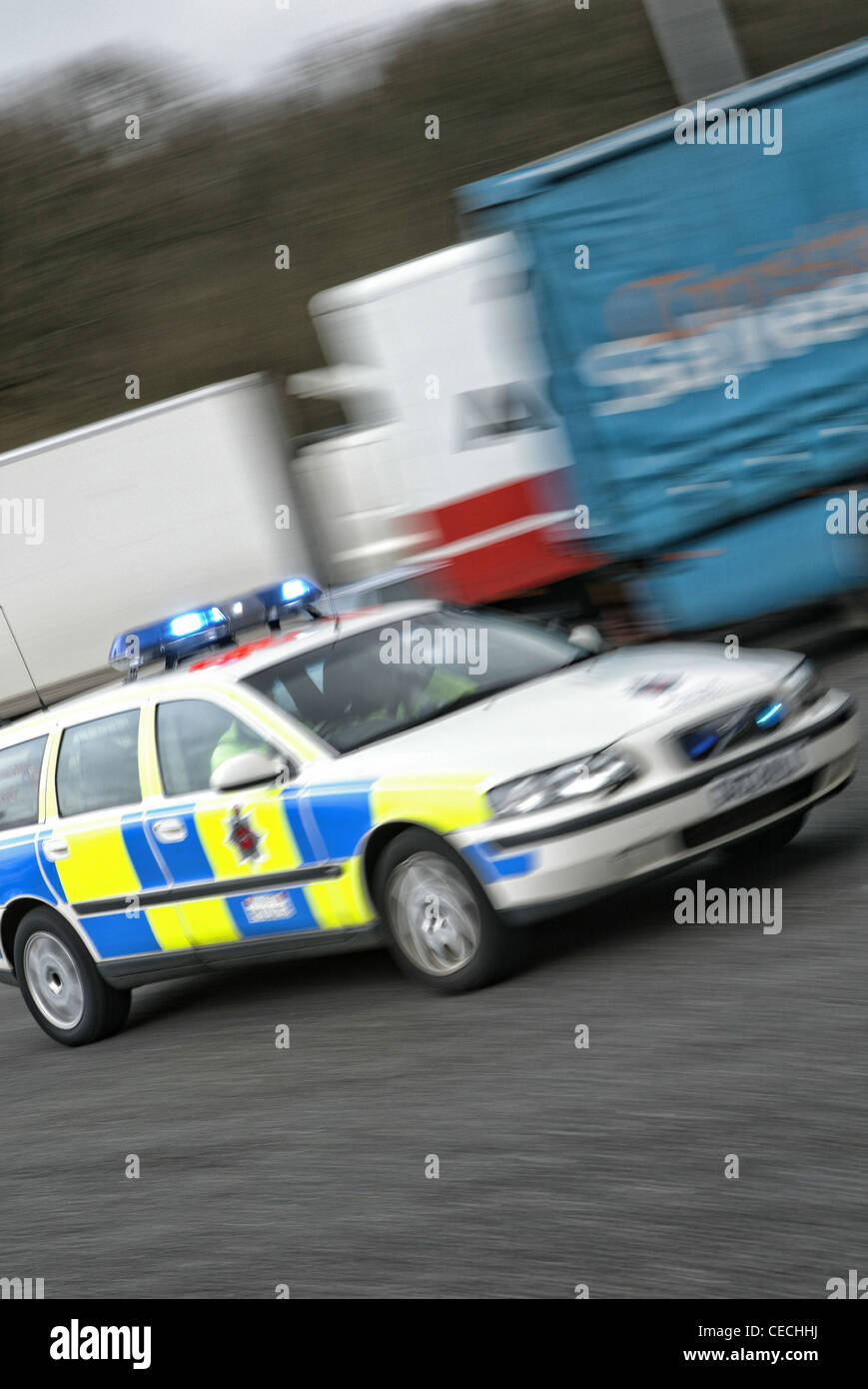 Il traffico britannico auto della polizia in un inseguimento Foto Stock