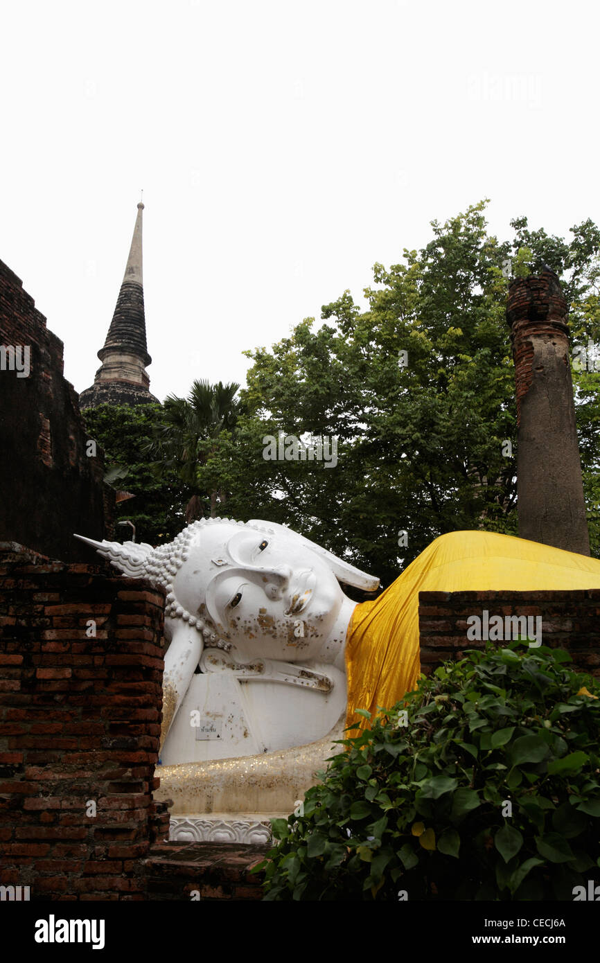 Buddha in pietra di Wat Yai Mongkol Chaya tempio, Thailandia Foto Stock