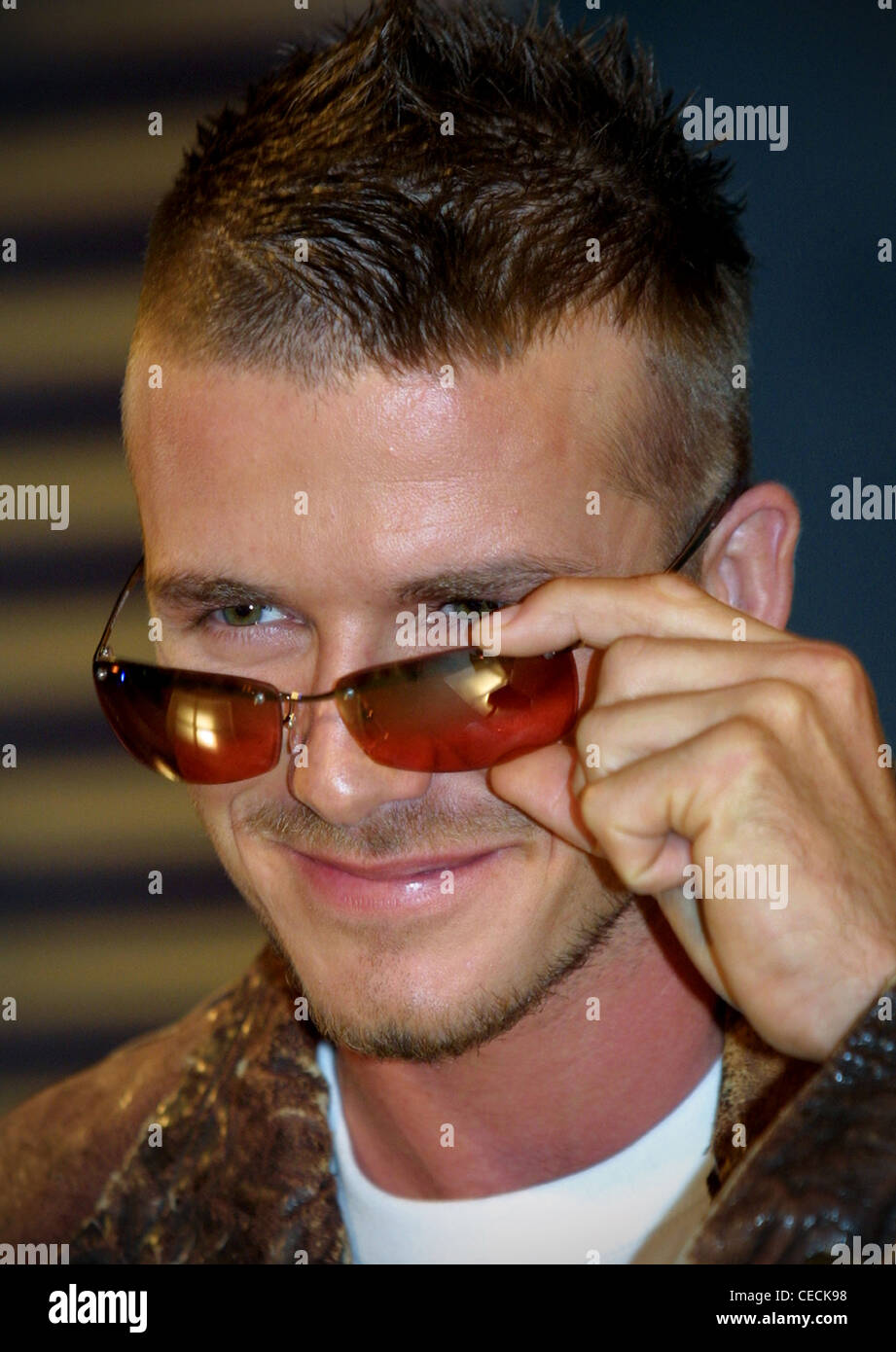 David Beckham modeling per le forze di polizia di occhiali da sole Foto  stock - Alamy