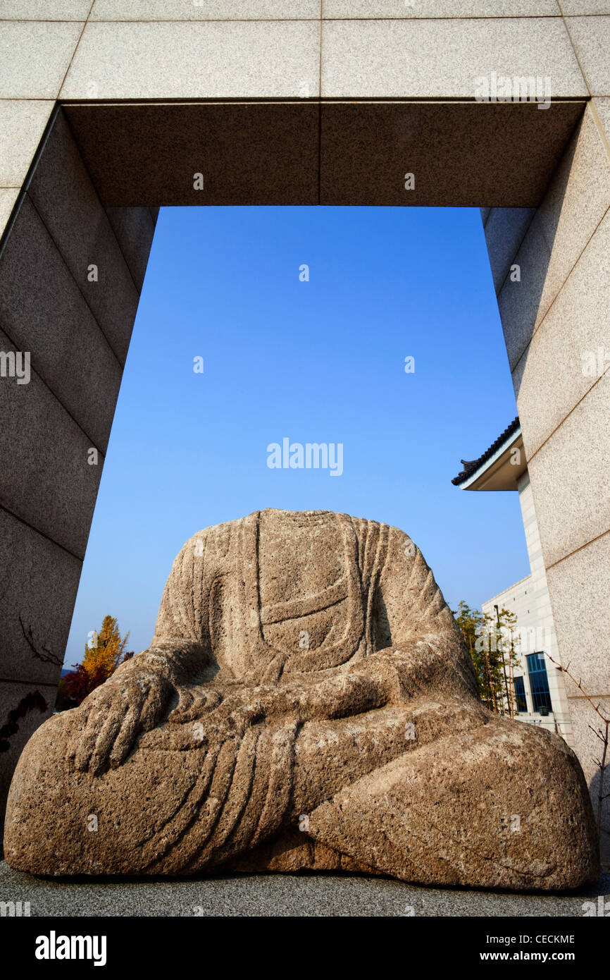 Gyeongju museo Nazionale,Pietra Headless statua del Buddha, Corea Foto Stock