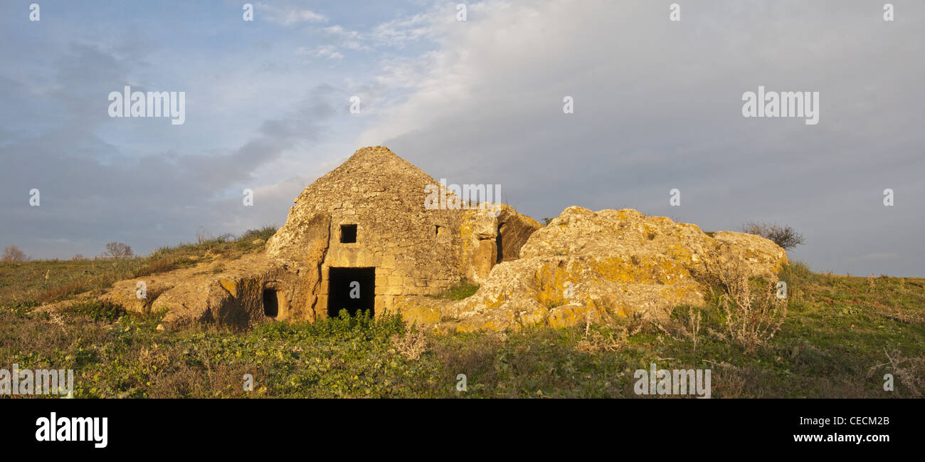 La cosiddetta capanna di sasso (capanna di pietra), antica tomba riutilizzato come animal shelter, Tuscania, Italia centrale. Foto Stock