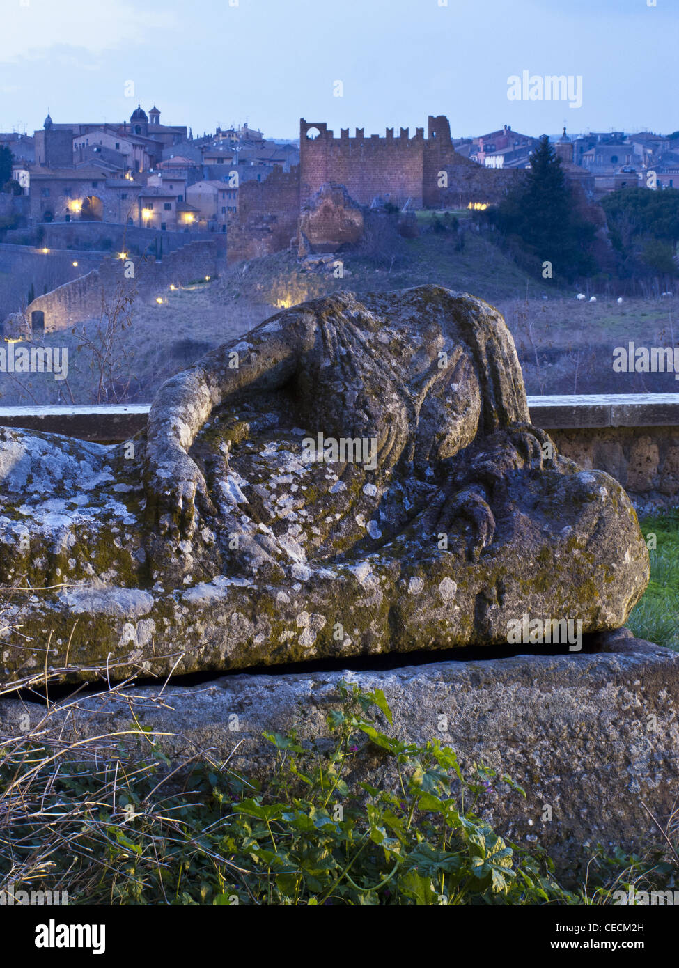 Vista panoramica da Saint Peter hill di Tuscania, Italia. In primo piano un coperchio etrusco sarcofago. Foto Stock