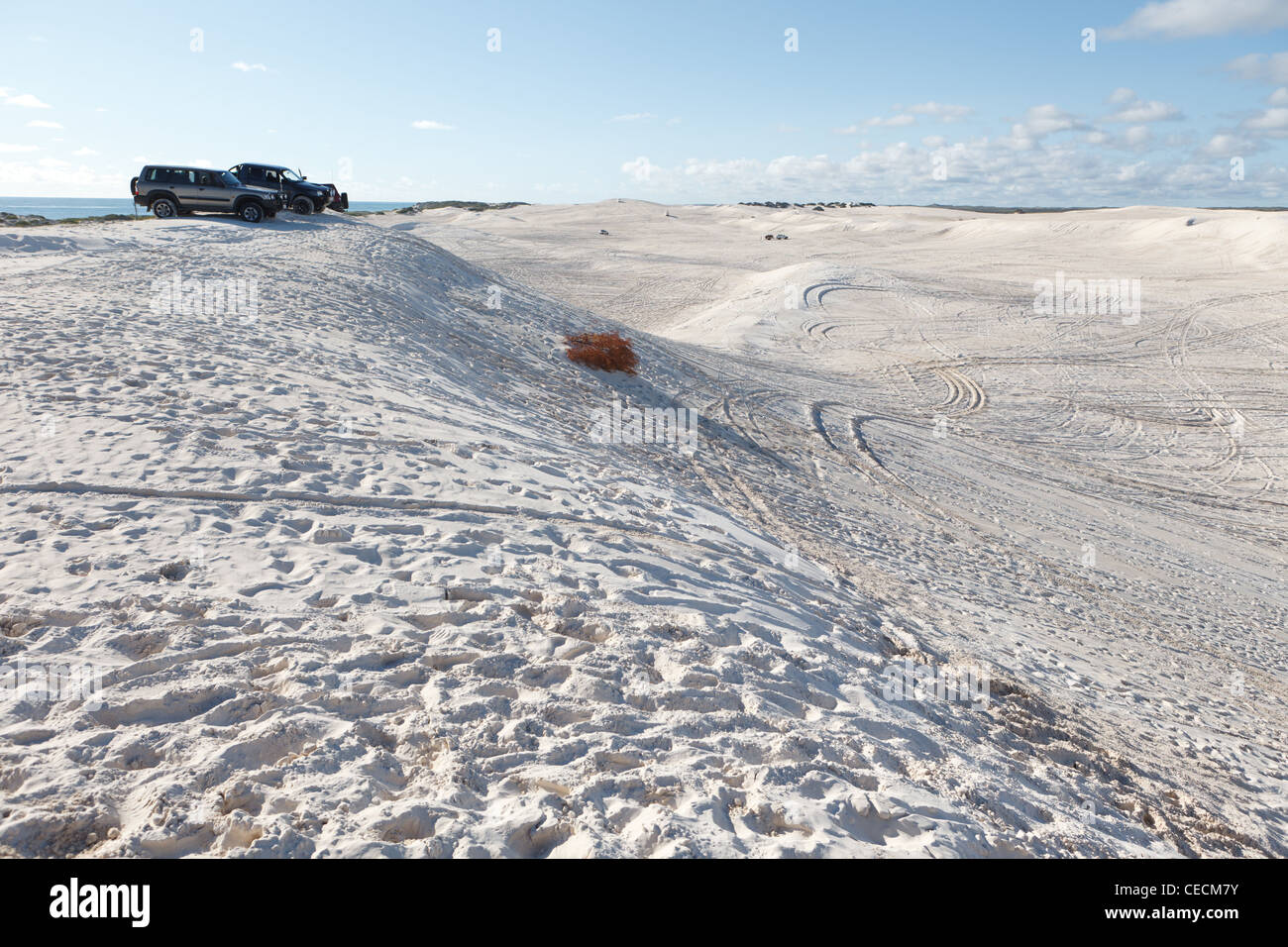 4x4 in guida le dune di sabbia bianca Foto Stock