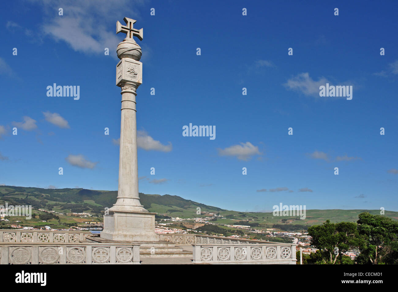 L'Europa, PORTOGALLO Azzorre, Terceira, Angra do Heroismo, Monte Brasil, monumento con città sullo sfondo Foto Stock