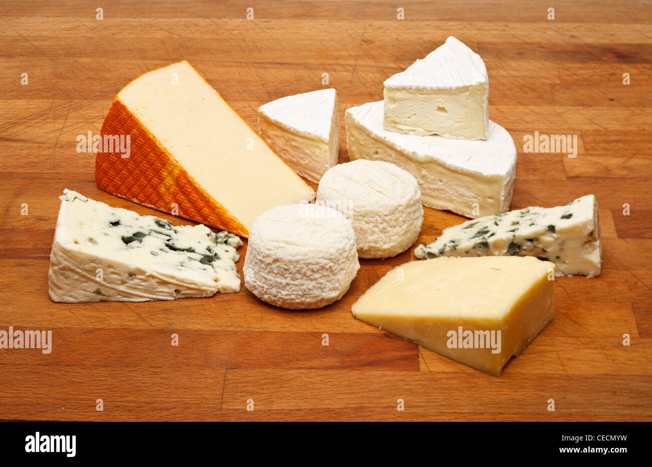 Il formaggio su una tavola di legno - Camembert, Roquefort, Cheddar, St Paulin e i formaggi di capra Foto Stock