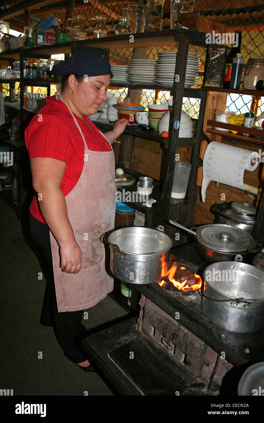 Giovani Costa Rican donna la cottura nella cucina della famiglia Foto Stock