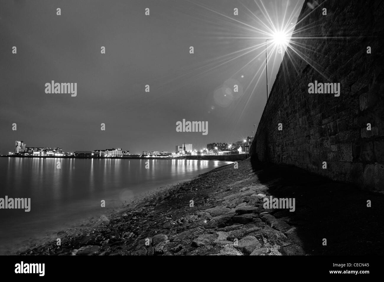 Una via la luce illumina il porto di Newhaven, Edimburgo. Foto Stock