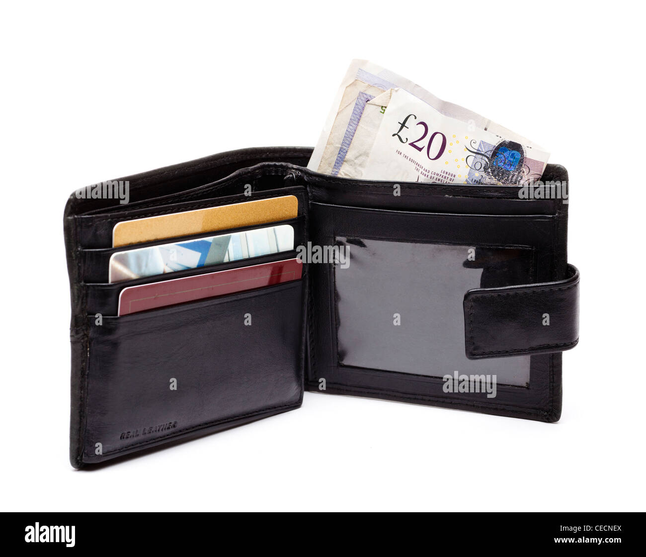 I soldi in un portafoglio aperto - valuta britannica note - su sfondo bianco Foto Stock