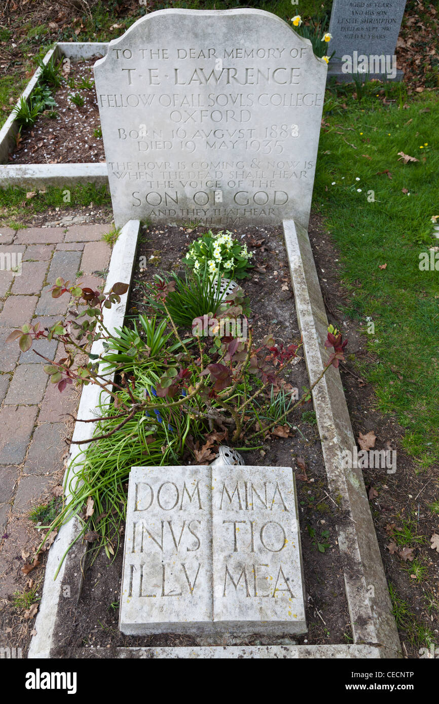 Tomba di TE Lawrence (Lawrence d'Arabia) sul sagrato a Moreton, Dorset, Inghilterra. Foto Stock