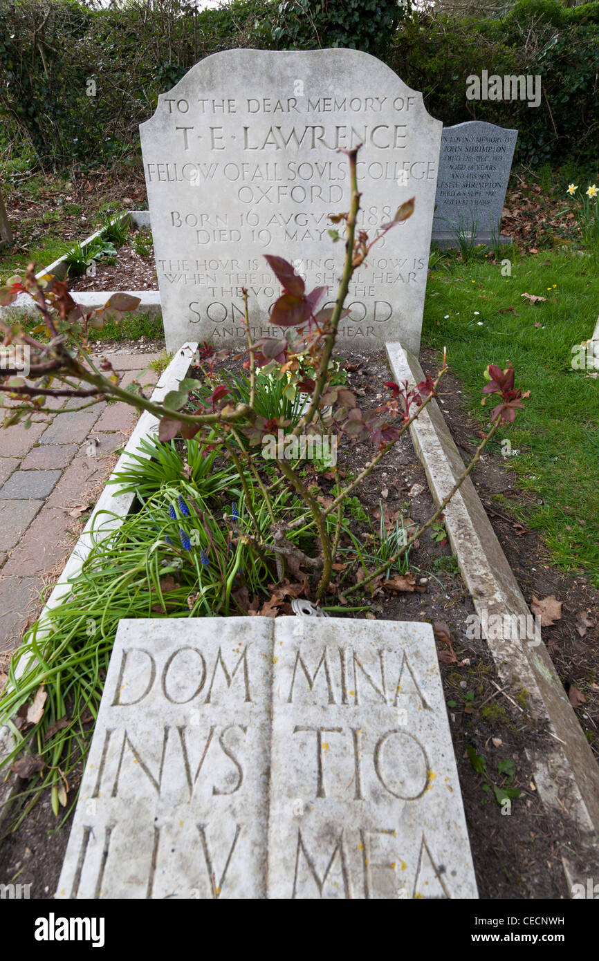 Tomba di TE Lawrence (Lawrence d'Arabia) sul sagrato a Moreton, Dorset, Inghilterra. Foto Stock