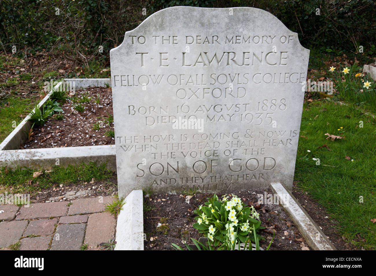 Close-up della lapide della tomba di TE Lawrence (Lawrence d'Arabia) sul sagrato a Moreton, Dorset, Inghilterra. Foto Stock