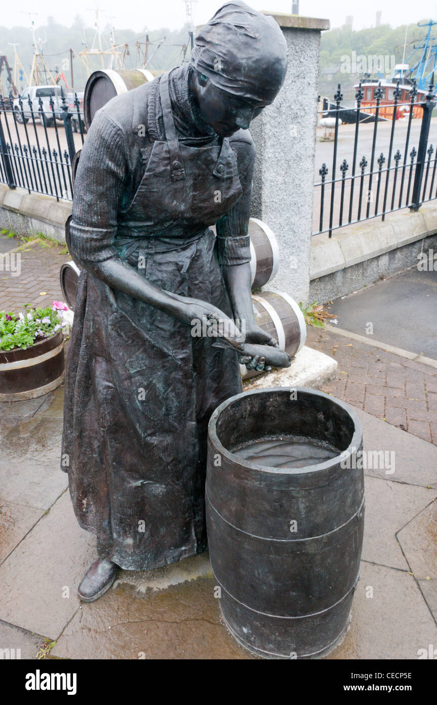 Una statua di una ragazza di aringa accanto al porto di Stornoway sull'isola di Lewis nelle Ebridi Esterne. Foto Stock