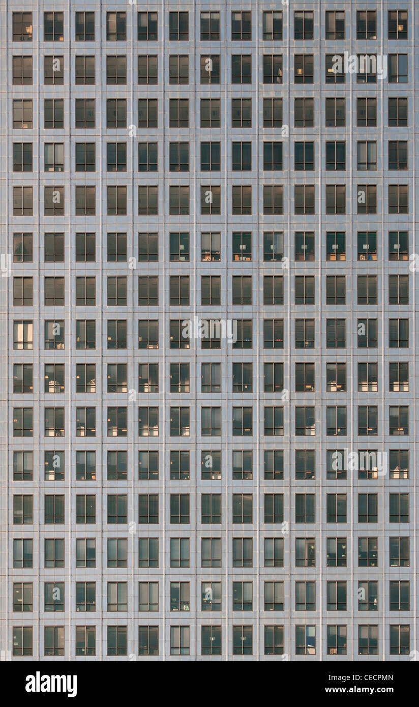 Facciata di 50 piani Canary Wharf Tower grattacielo a One Canada Square da Cesar Pelli (1991), Docklands di Londra, Regno Unito Foto Stock