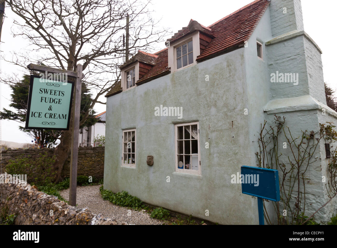 Storico negozio con appeso shop segno pubblicità dolci, fudge e gelato, Lulworth Cove, Dorset, Inghilterra. Foto Stock