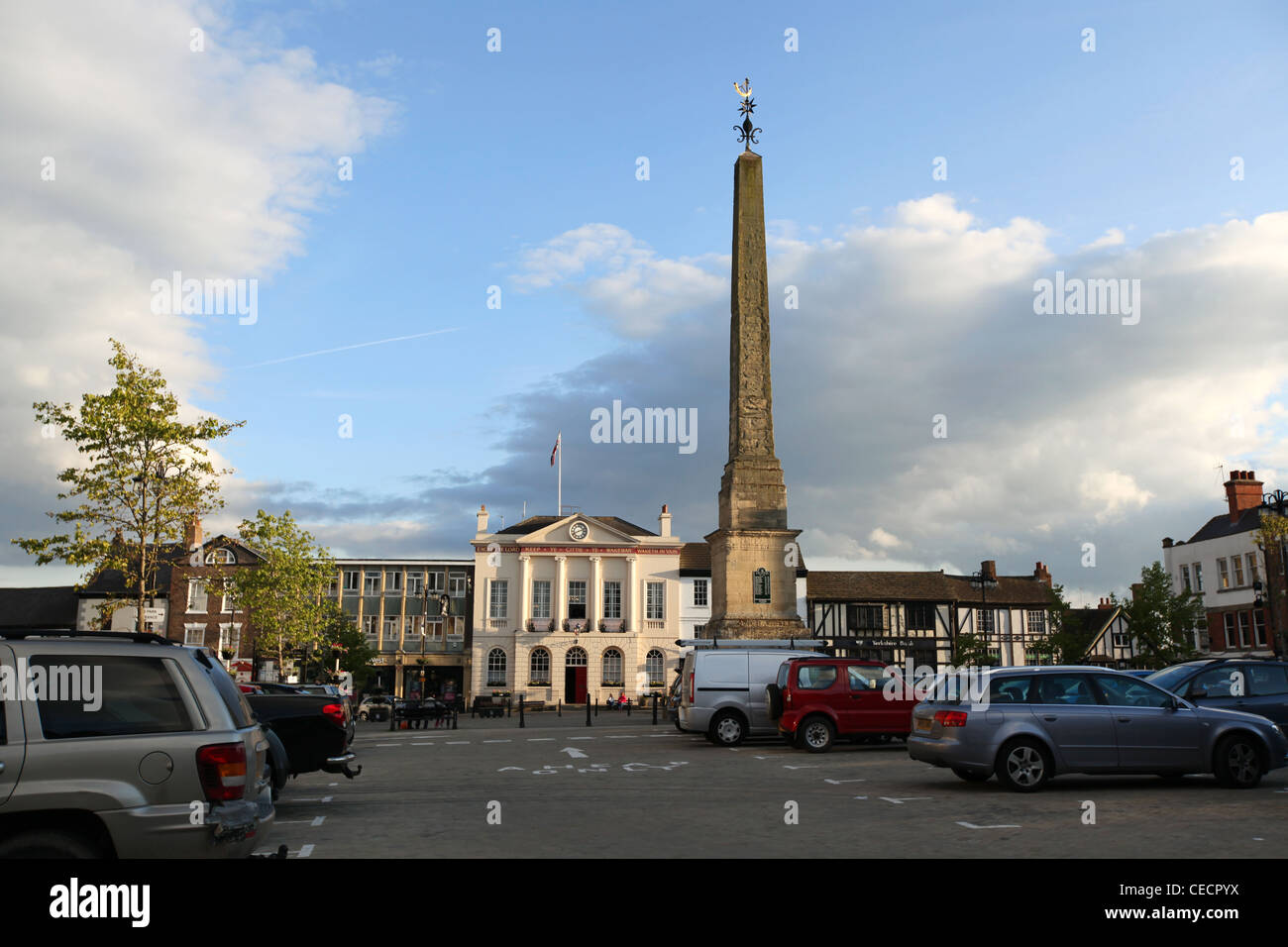 Obelisco di Ripon Market Place di fronte al Municipio, Ripon, North Yorkshire Foto Stock