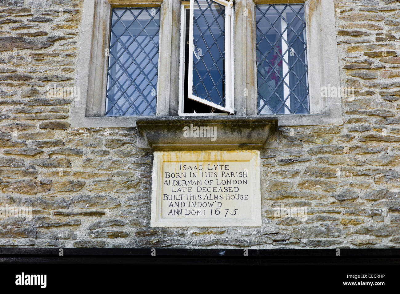 La dedizione al Alms casa costruita 1675 in Kington St Michael REGNO UNITO Foto Stock